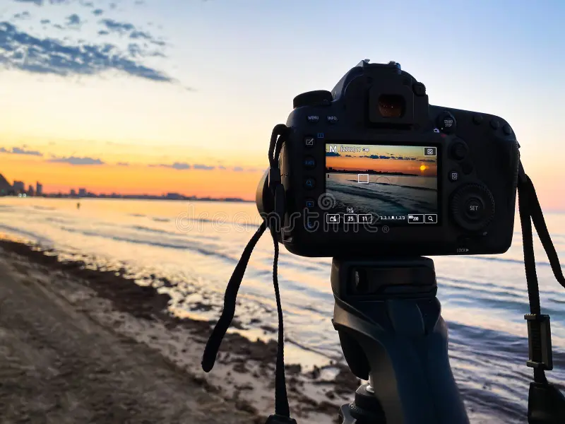 Fotógrafo privado tomando fotos en la playa